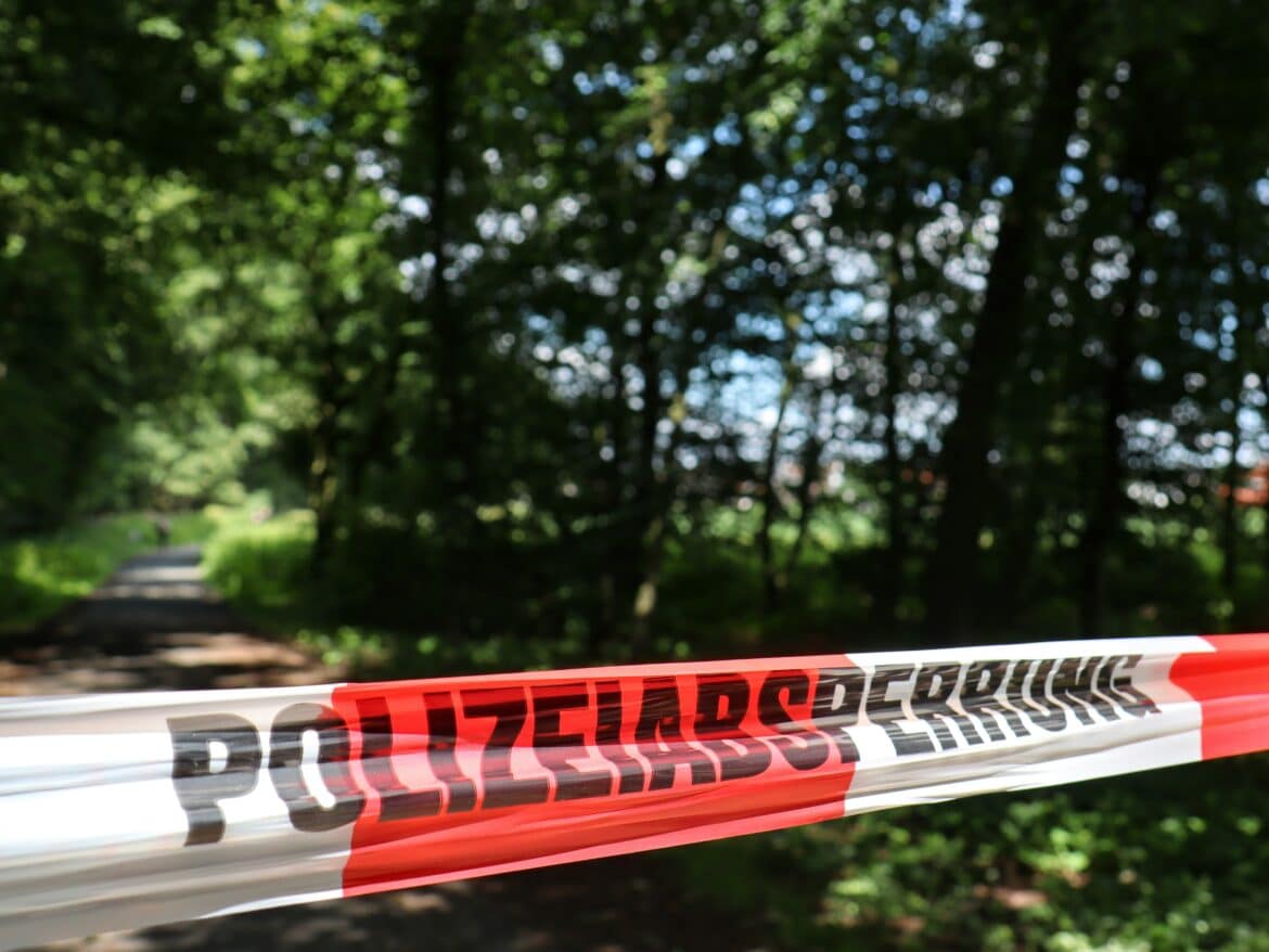 Polizeiabsperrung im Grünen / Do Not Cross
