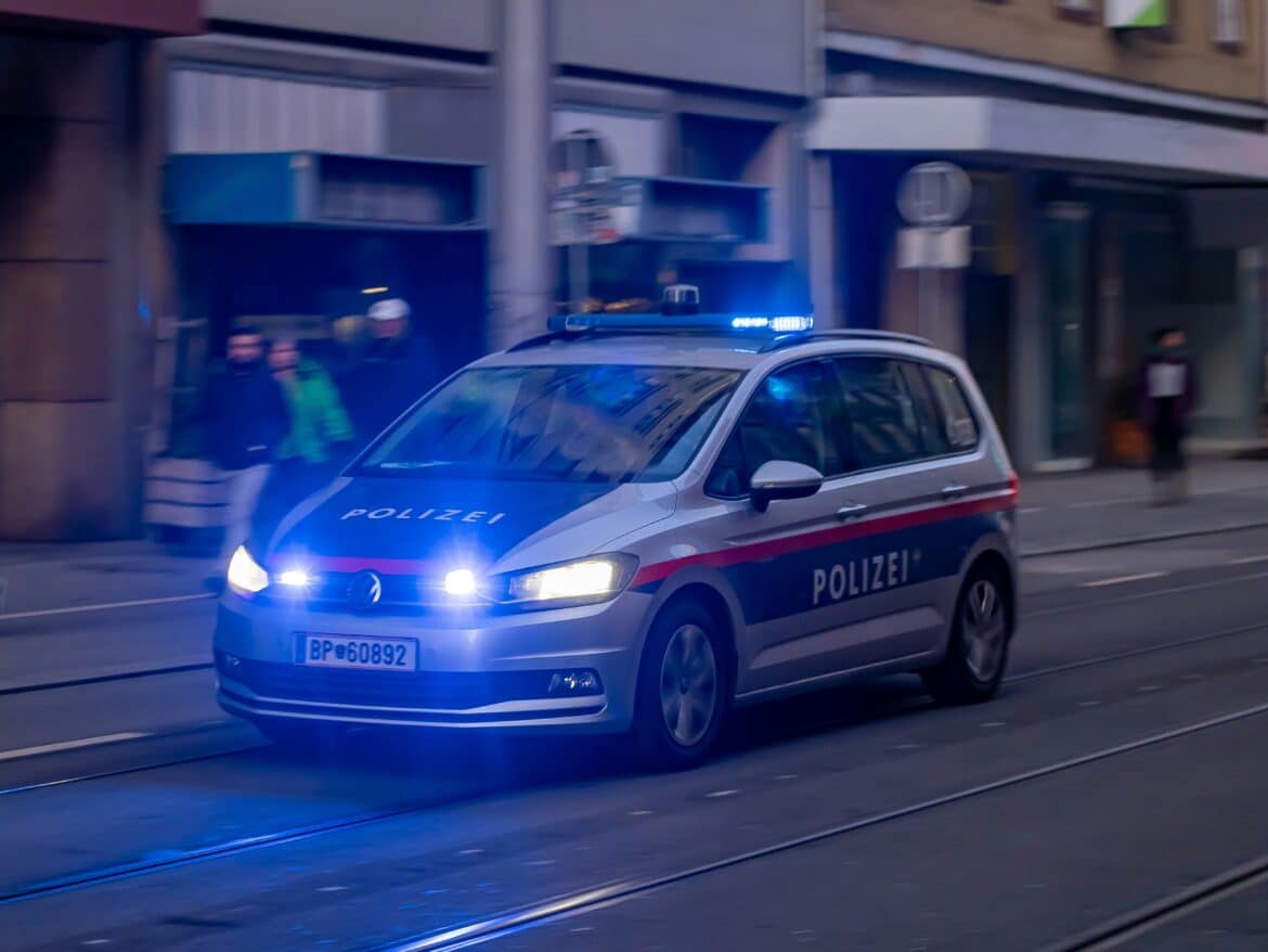 Funkstreifenwagen der Bundespolizei Österreich auf Einsatzfahrt in Graz, 17.12.2023